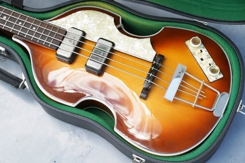 Guitare basse pour violon