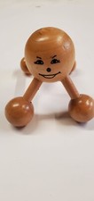 outil de massage en bois avec 4 pattes en boules