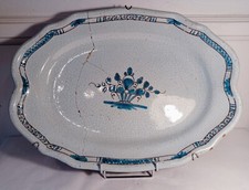  Plat oblong en faïence à décor d'un panier fleuri. Forges Les Eaux. 18E. Agrafe
