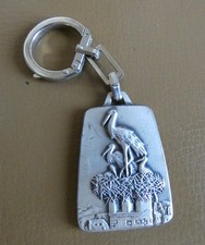 Ancien porte cle métal FIA Nid de Cigognes avec Cigogneaux Tour Cheminée Alsace.