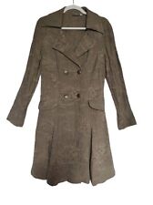 Manteau redingote couleur beige camel, tissu en coton plissé.