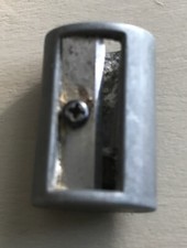 Ancien Taille Crayon En Métal Forme Ovale