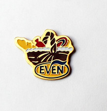 RNT 15/ Pin's EVEN Produits laitiers Bretagne panier pain vin camembert