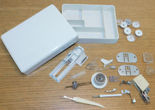 vintage LOT divers PIECES de SINGER MACHINE à COUDRE boite plaque crochet bobine