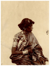 Madagascar, femme malgache portant des bijoux vintage print,  Tirage citrate