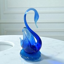 Murano ou Bohème. Oiseau cygne en verre soufflé bleu
