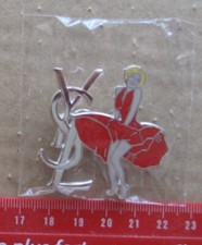 Pin's collection Marilyn YSL  robe rouge AB deux attaches