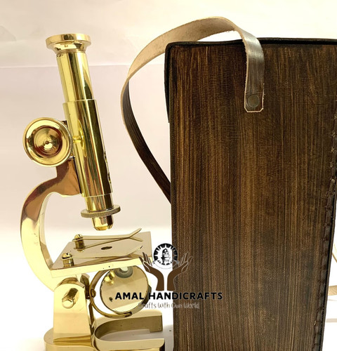 Ancien microscope étudiant - , en