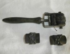 ANCIENS OUTILS ROULEAU MATRICE TAMPONS A FESTONNER avec tampon encreur