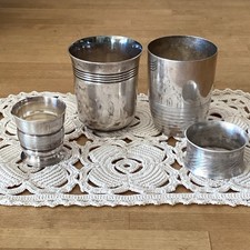 LOT DE MÉTAL ARGENTÉ coquetier rond de serviette timbales couverts tasse
