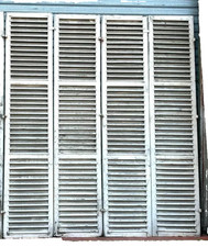 Suite de 2 paires de volets a persiennes en chêne massif XIX siècle