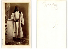 Afrique du Nord, portrait d'un homme en tenue traditionnelle   Tirage alb