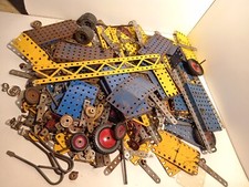 Meccano 4 kg de pieces vintage pour réaliser divers montages. De tout, roues....