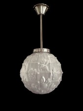 CHERRIER & BESNUS : SUSPENSION ART DÉCO EN BRONZE NICKELÉ & GLOBE VERRE PRESSÉ