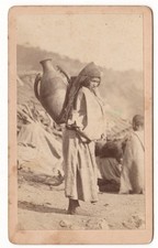 Femme algérienne avec sa jarre en extérieur Photo CDV Algérie circa 1875