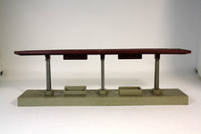 Un quai couvert et un plan incliné Jouef