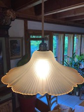 Suspension en verre dépoli, beige rosé, forme corolle de fleur, vintage