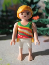 Femme blonde short vacances