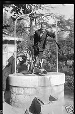 Portrait homme femme sur la margelle d'un puits - ancien négatif photo
