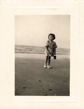 ANCIENNE PHOTOGRAPHIE FILLETTE AVEC SON SEAU A LA PLAGE