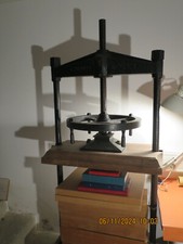 PRESSE A PERCUSSION LEDEUIL. RELIURE. RELIEUR. En bois et fonte. En usage encore