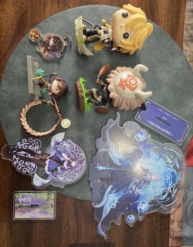 Assorted genshin impact items - assorted,
