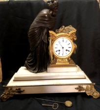 pendule horloge femme drapee a