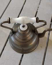 Théière en étain ancienne