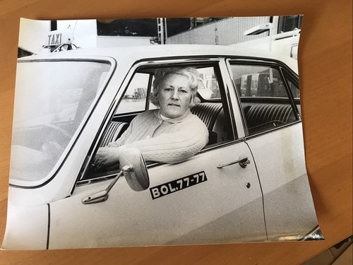 Paris taxi chauffeuse - -,