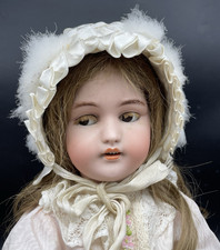 Bonnet de Bébé ou poupée Ancien cousu main effet matelassé bord en duvet