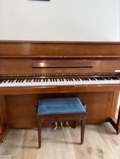 Piano droit de la marque YOUNG CHANG mod. U 111 n° 8110.405 en couleur noyer sat