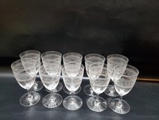 Service de 10 verres a vin en cristal gravé a la roue