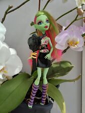 1 MONSTER HIGH "VENUS MCFLYTRA C" + SA BROSSE MATTEL 2011 HAUTEUR 28 CM A SAISIR