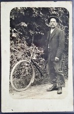 ? Carte-Photo VELO équipé (éclairage, klaxon) cycliste de l'époque Vélocipède