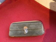 Trousse Tann’s vintage 80 daim vert kaki . ( AZ/GO/V)