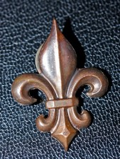 Belle broche royaliste de revers de col de veste "Fleur de lys" Cuivre patiné