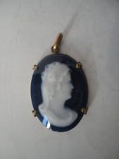 Médaillon bleu et blanc en barbotine M Chaufriasse Limoges