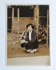 Femme élégante accroupie