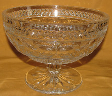 Coupe à fruits crème sur pied en cristal de Saint-Louis modèle Trianon