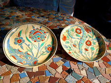Lot de 2 assiettes paire en faïence à décor style IZNIK datées 1894 à identifier