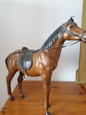 Grande figurine de cheval en