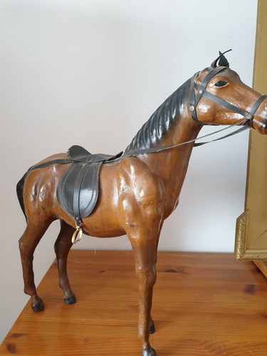 Grande figurine cheval en - de,