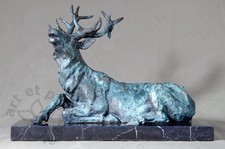 Art animalier. Très beau et grand cerf en bronze signé Milo. Patine verte.