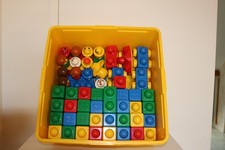 Lot de Lego primo Duplo dans leur boîte de rangement.        
