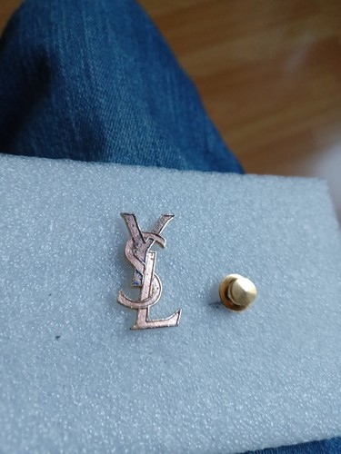 Broche pin ysl monogramme - pin's,