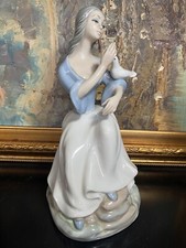 Tengra : femme et colombe en