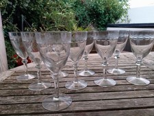 9 VERRES A VIN ANCIENS OU A EAU GRAVES FACETTES ET FRISES EN VERRE VERS 1930 