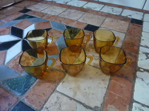 Lot petites tasses à - 6,