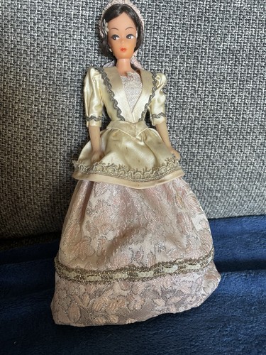 Poupée sur socle style barbie - sur,