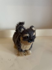 Petit chien décoratif à poils véritables – style poméranien